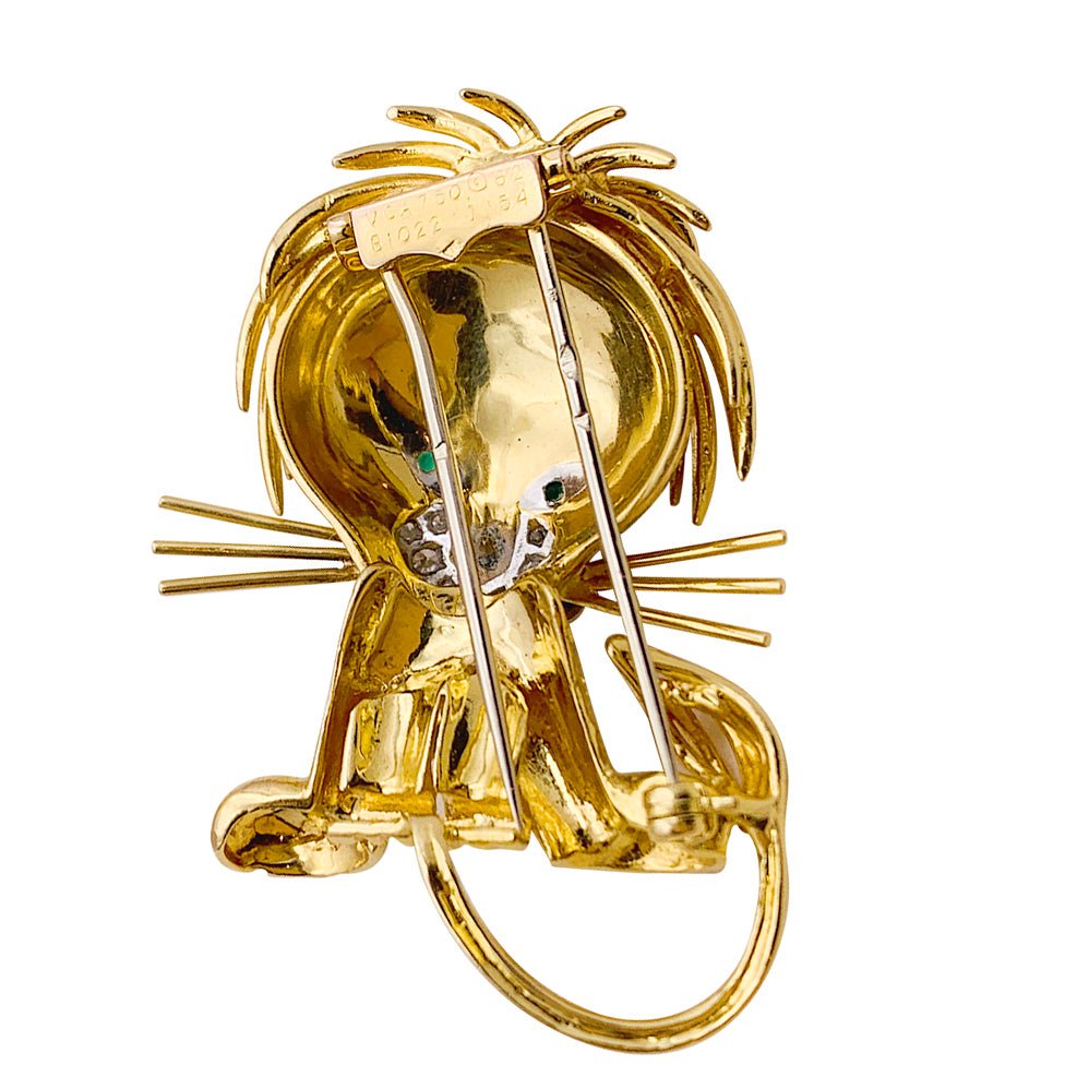 Clip VAN CLEEF & ARPELS "Lion Ebouriffé" en or jaune, platine, émeraudes et diamants - Castafiore