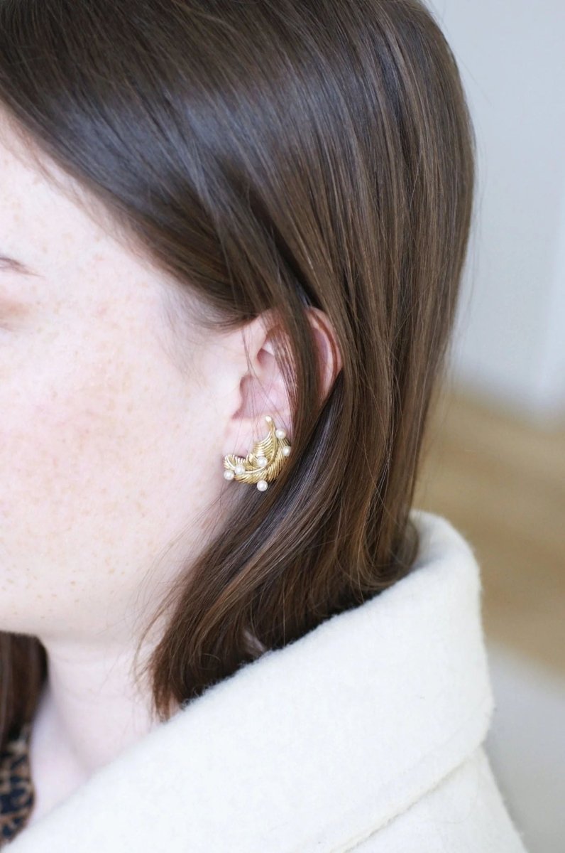 Clips d'oreille plume or jaune et perles - Castafiore