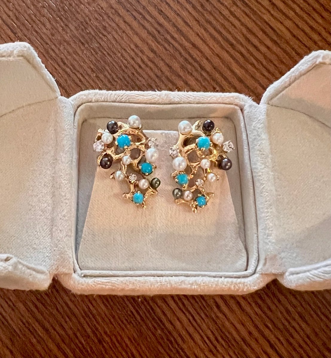 Clips d'Oreilles Gilbert Albert Turquoises Diamants Perles Or jaune 18 carats - Castafiore