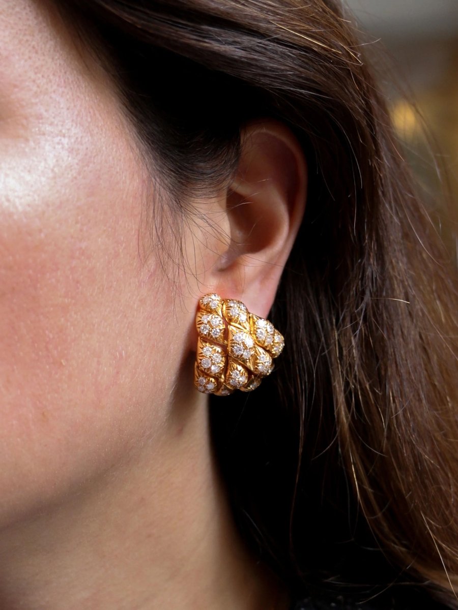 Clips d’oreilles pommes de pins en or et diamants, 1970 - Castafiore