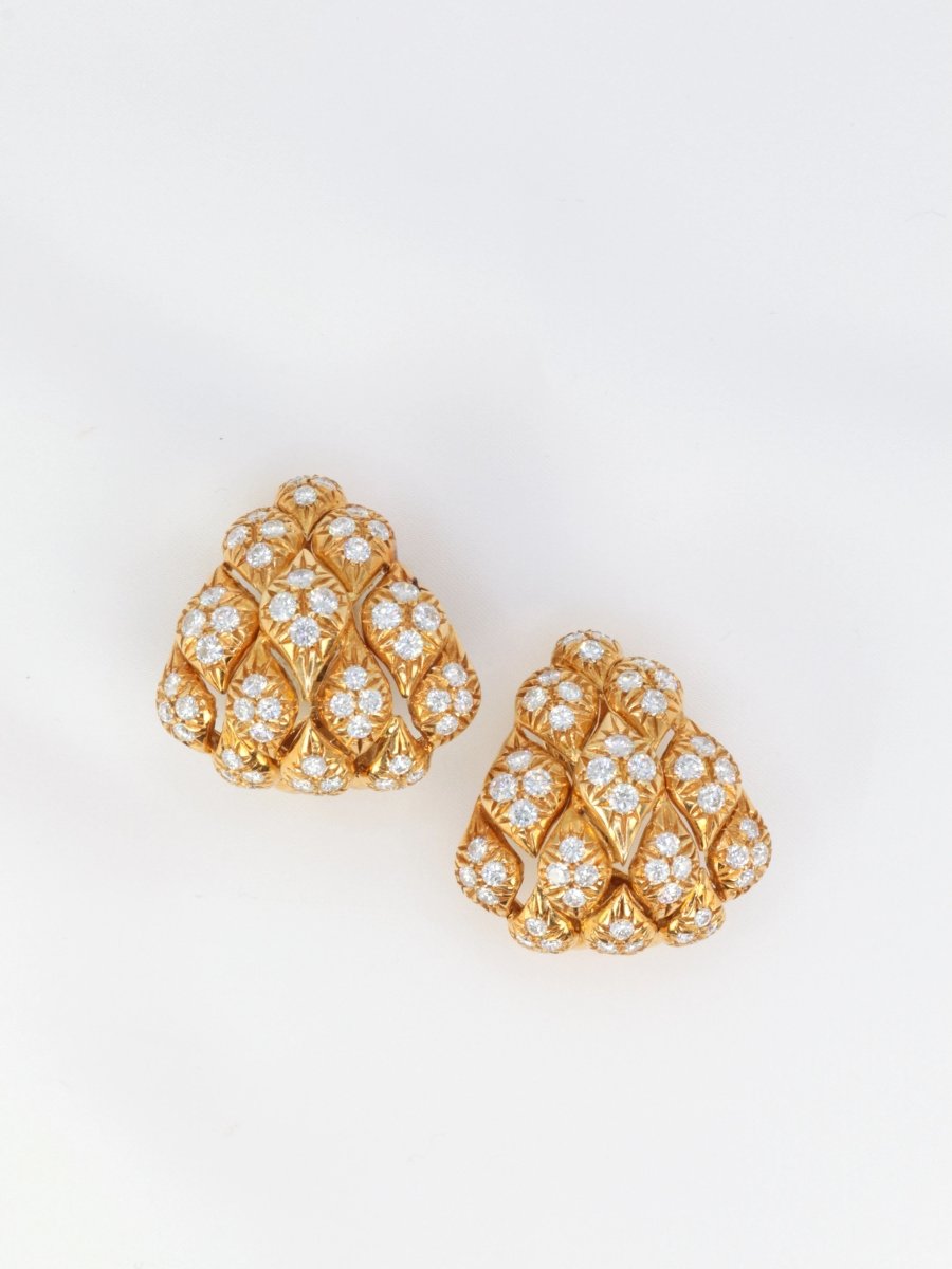 Clips d’oreilles pommes de pins en or et diamants, 1970 - Castafiore