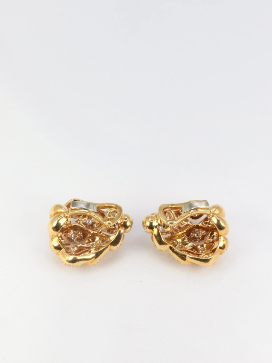 Clips d’oreilles pommes de pins en or et diamants, 1970 - Castafiore