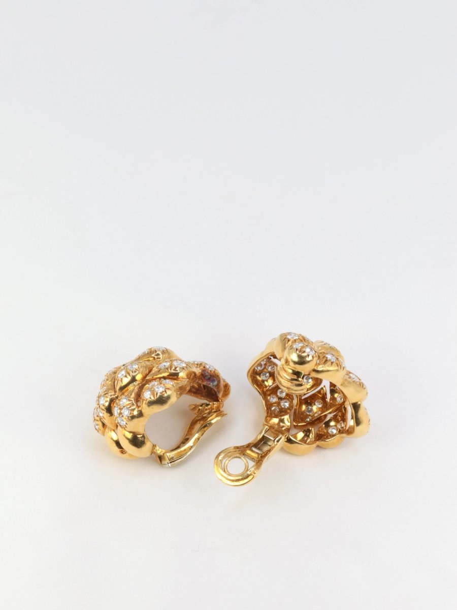 Clips d’oreilles pommes de pins en or et diamants, 1970 - Castafiore