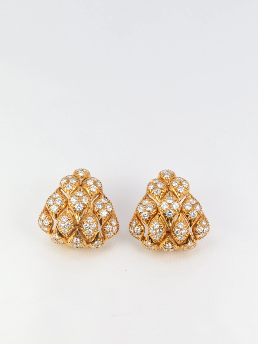 Clips d’oreilles pommes de pins en or et diamants, 1970 - Castafiore