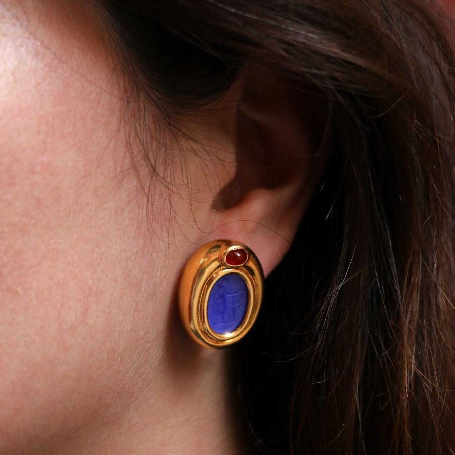 Clips d’oreilles vintage en or, intaille en verre bleu et cornaline - Castafiore