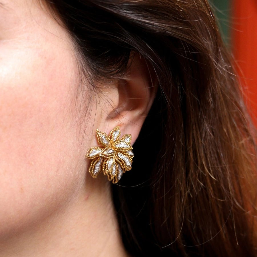 Clips d’oreilles vintage fleur en or et diamants - Castafiore