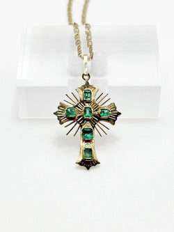 COLGANTE EN FORMA DE CRUZ CON ESMERALDAS EN ORO AMARILLO - Castafiore