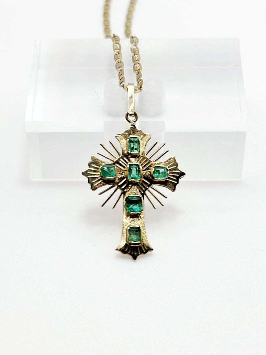 COLGANTE EN FORMA DE CRUZ CON ESMERALDAS EN ORO AMARILLO - Castafiore