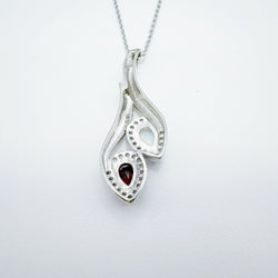 COLGANTE EN ORO BLANCO, CON OPALO GRANATE Y BLANCO - Castafiore