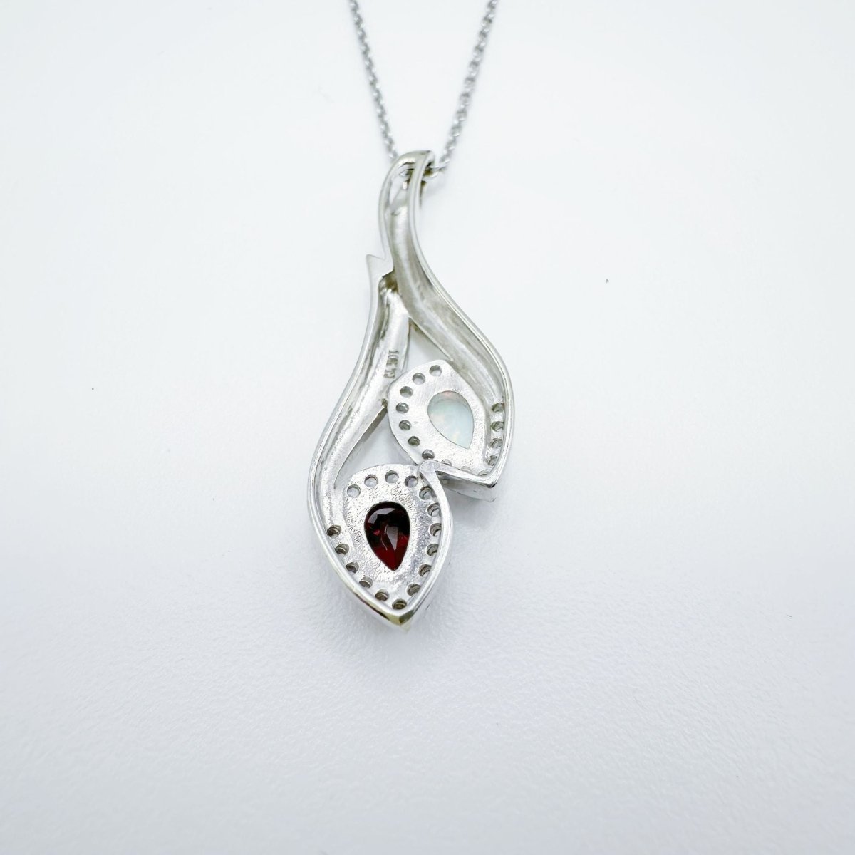 COLGANTE EN ORO BLANCO, CON OPALO GRANATE Y BLANCO - Castafiore