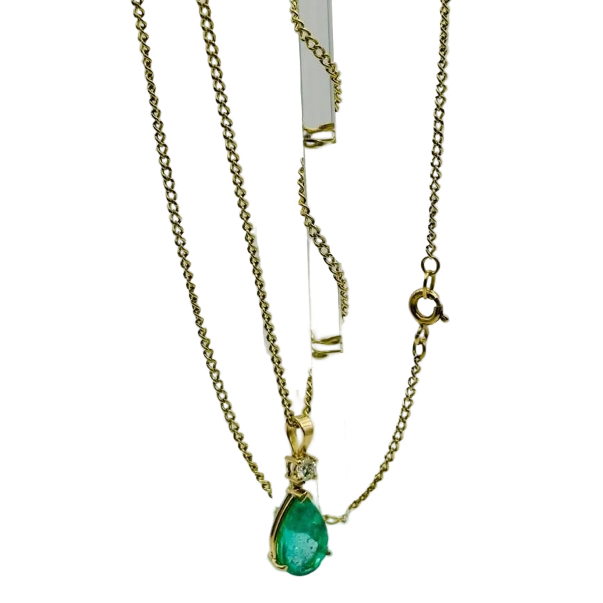 COLLAR COLGANTE EN ORO AMARILLO CON ESMERALDA Y DIAMANTE - Castafiore