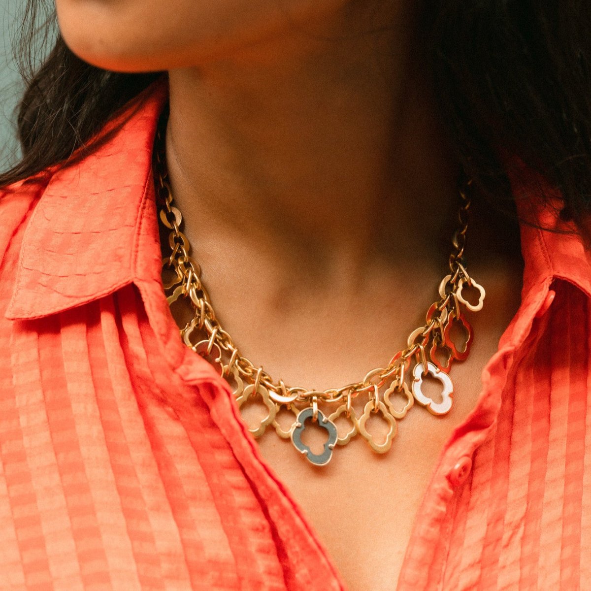 Collier à breloques en or jaune, nacre et cornaline - Castafiore