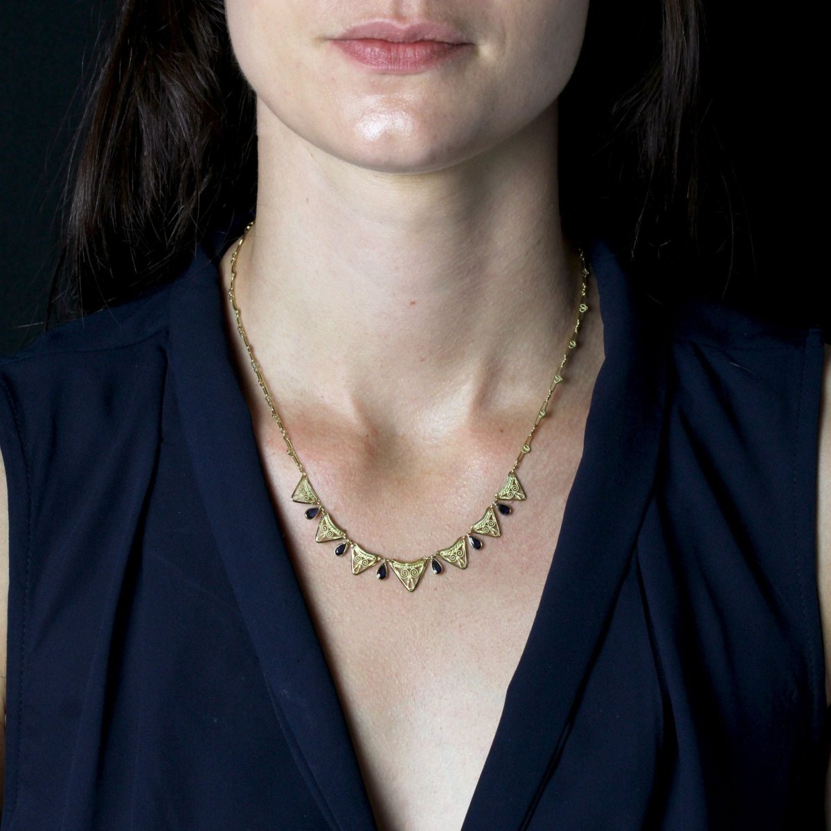 Collier ANCIEN Draperie en or jaune et saphirs - Castafiore