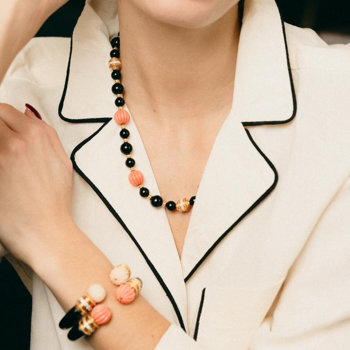 Collier BOUCHERON en or jaune, onyx et corail - Castafiore
