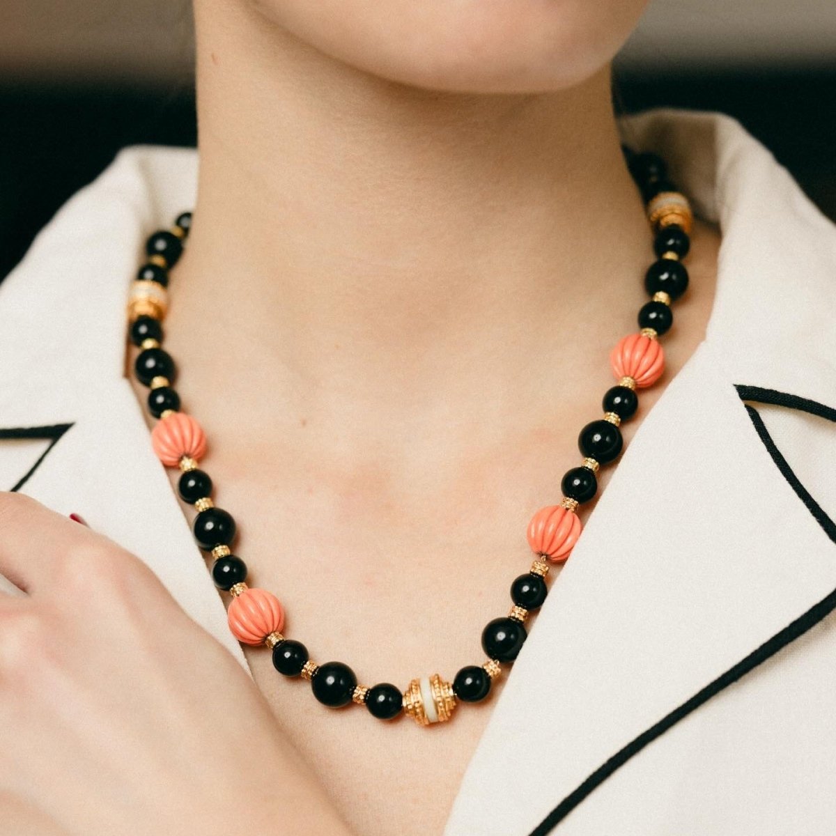 Collier BOUCHERON en or jaune, onyx et corail - Castafiore