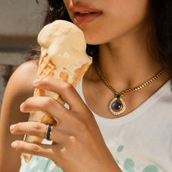 Collier BULGARI en or jaune, saphir, émeraude et diamants - Castafiore