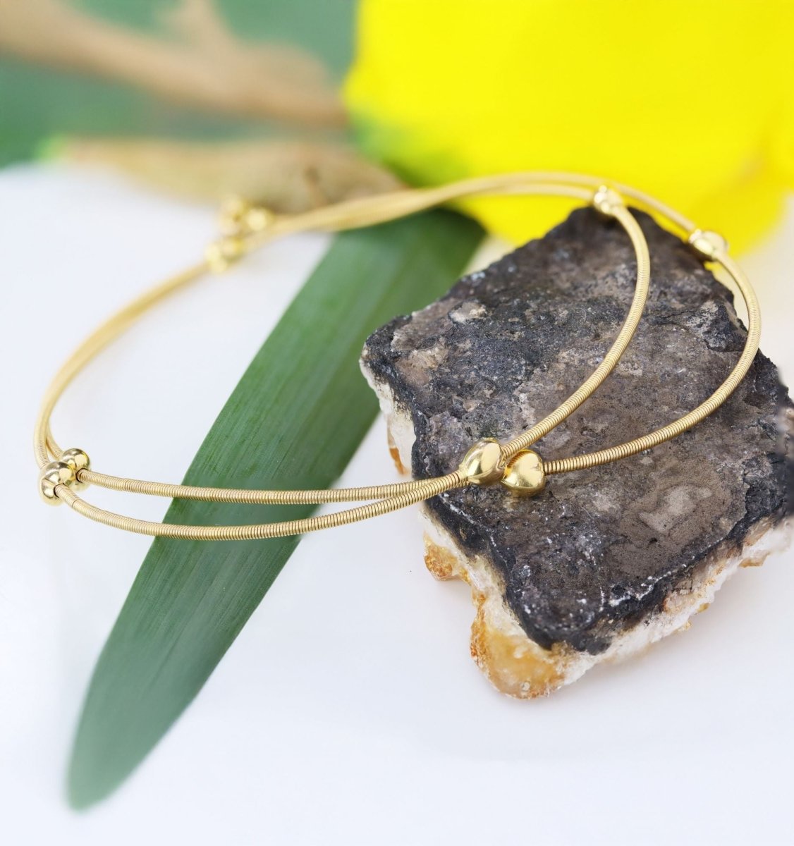 Necklace yellow gold cable and its little golden hearts