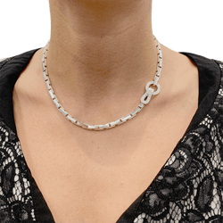 Collier Cartier "Agrafe" en or blanc et diamants. - Castafiore