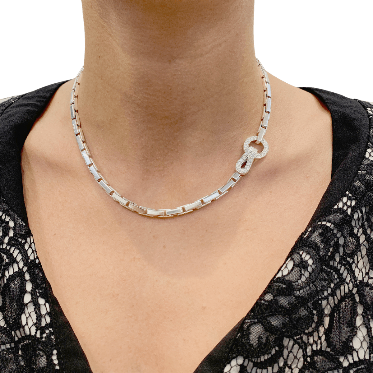 Collier Cartier "Agrafe" en or blanc et diamants. - Castafiore