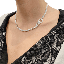 Collier Cartier "Agrafe" en or blanc et diamants. - Castafiore