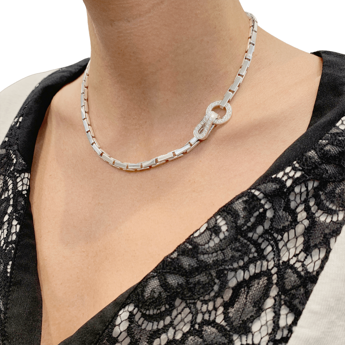 Collier Cartier "Agrafe" en or blanc et diamants. - Castafiore