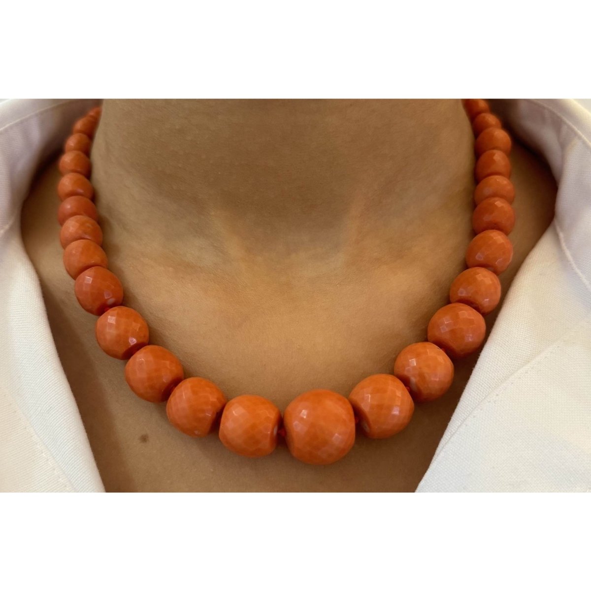 Collier de corail ancien facetés avec fermoir or émaillé - Castafiore