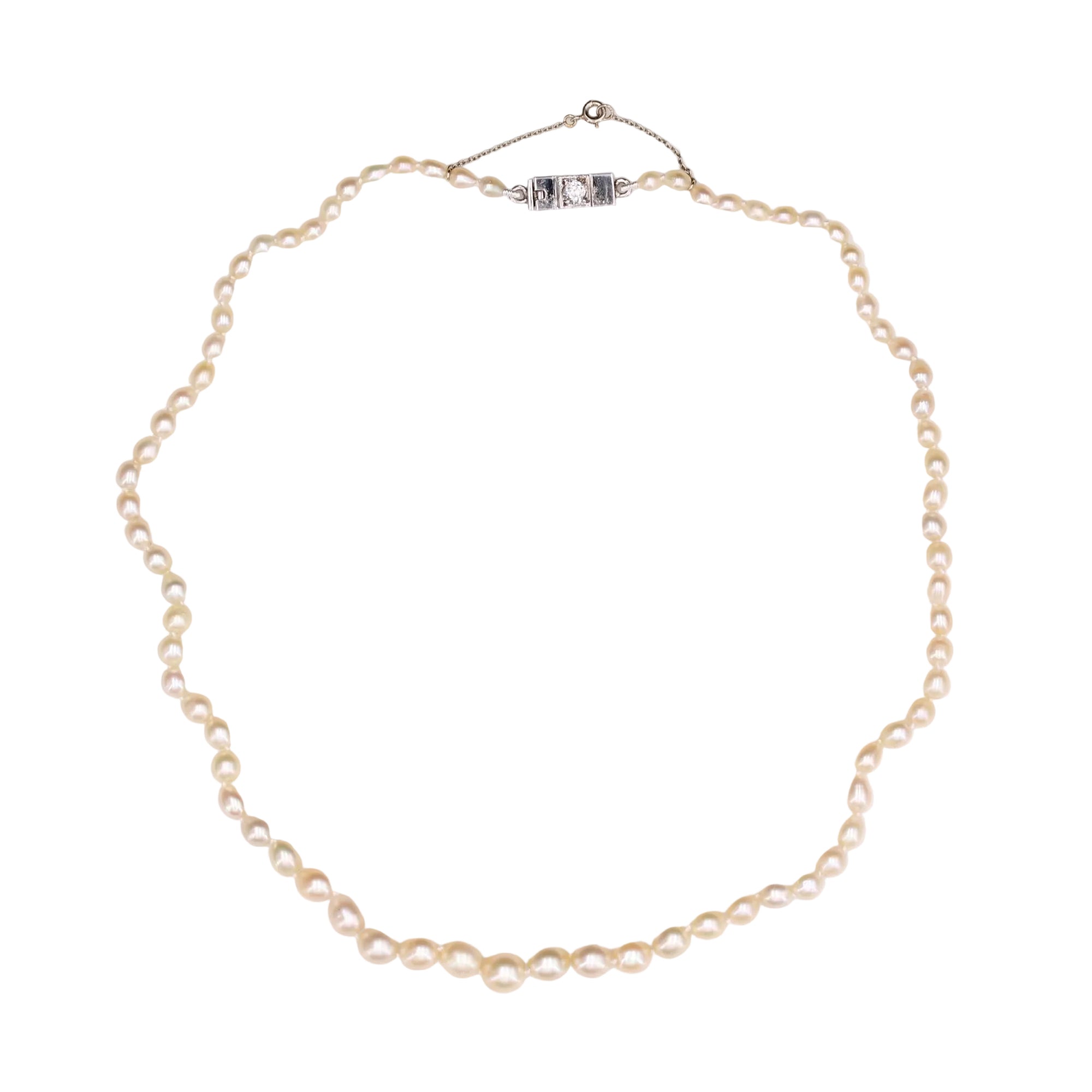 Collier de perles fines baroques et son fermoir diamanté