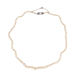 Collier de perles fines baroques et son fermoir diamanté