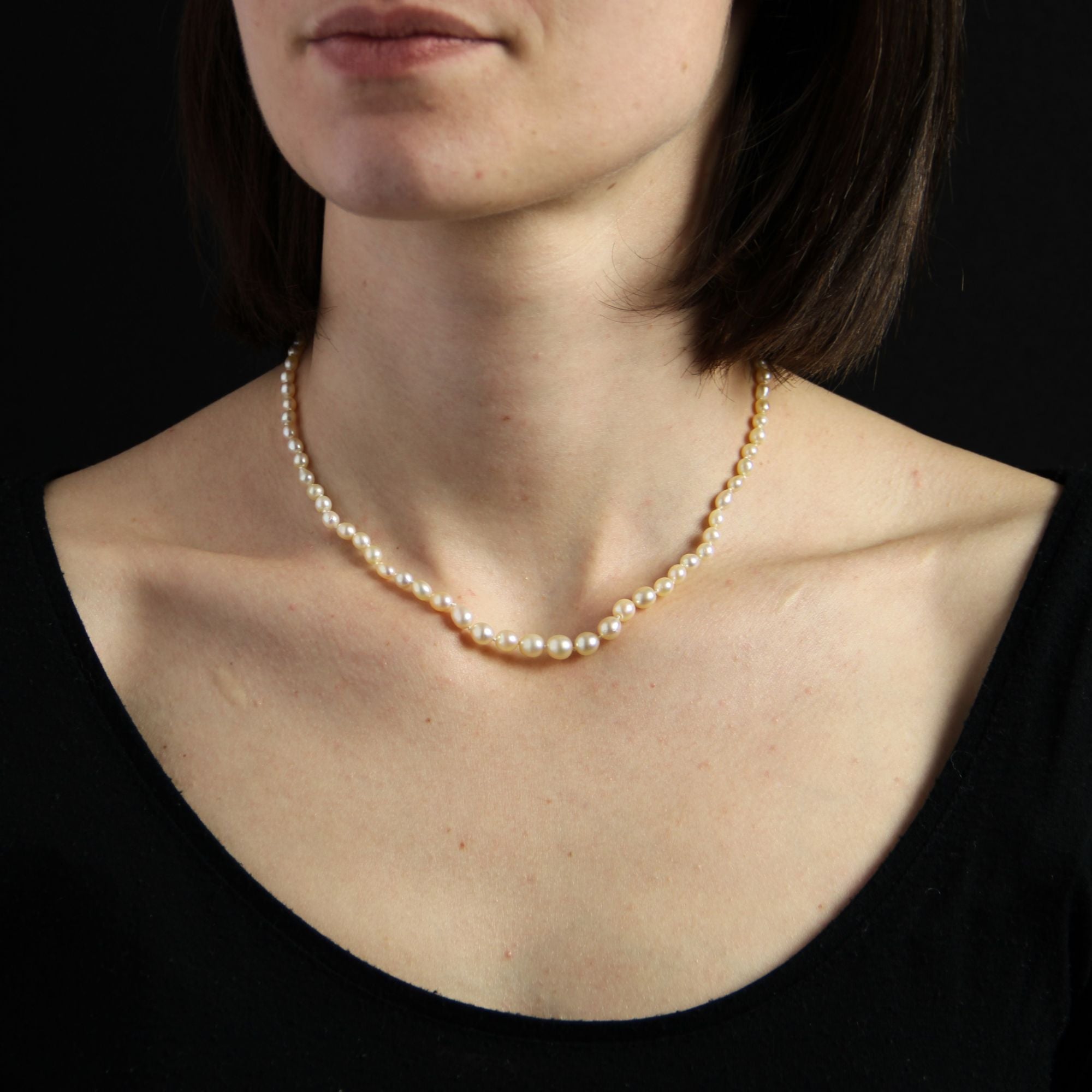 Collier de perles fines baroques et son fermoir diamanté