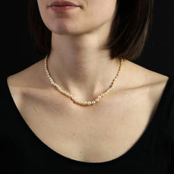 Collier de perles fines baroques et son fermoir diamanté