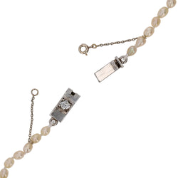 Collier de perles fines baroques et son fermoir diamanté