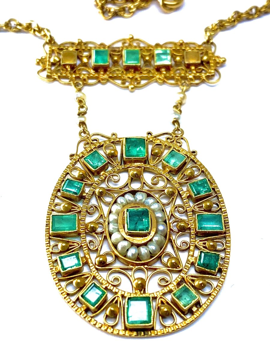 Collier en or 18 carats en émeraudes et perles fines.Epoque Napoléon III - Castafiore