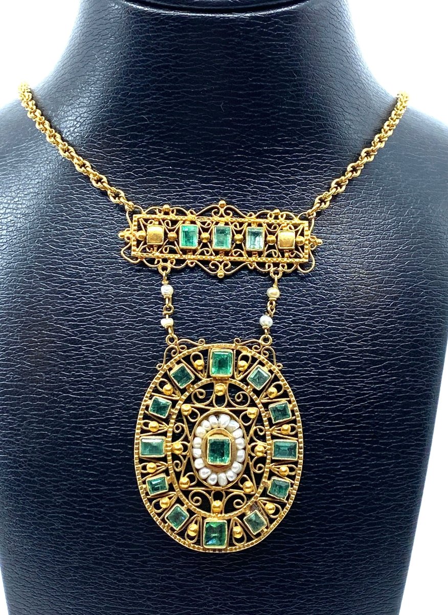 Collier en or 18 carats en émeraudes et perles fines.Epoque Napoléon III - Castafiore