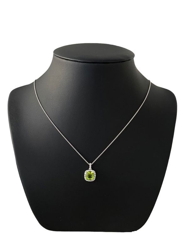 Collier, en or blanc 18k serti d’un très beau péridot