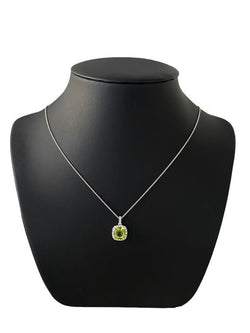 Collier, en or blanc 18k serti d’un très beau péridot