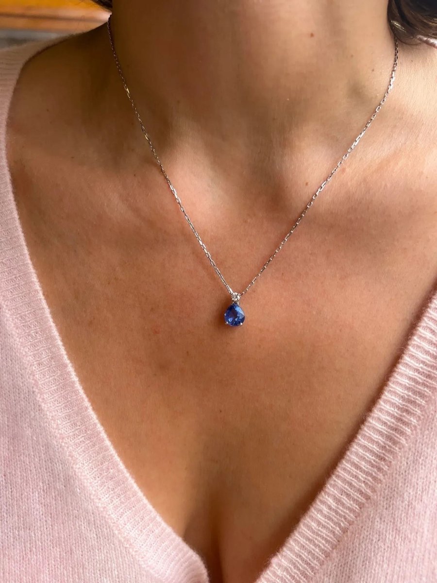 Collier en or gris orné d'un saphir poire - Castafiore