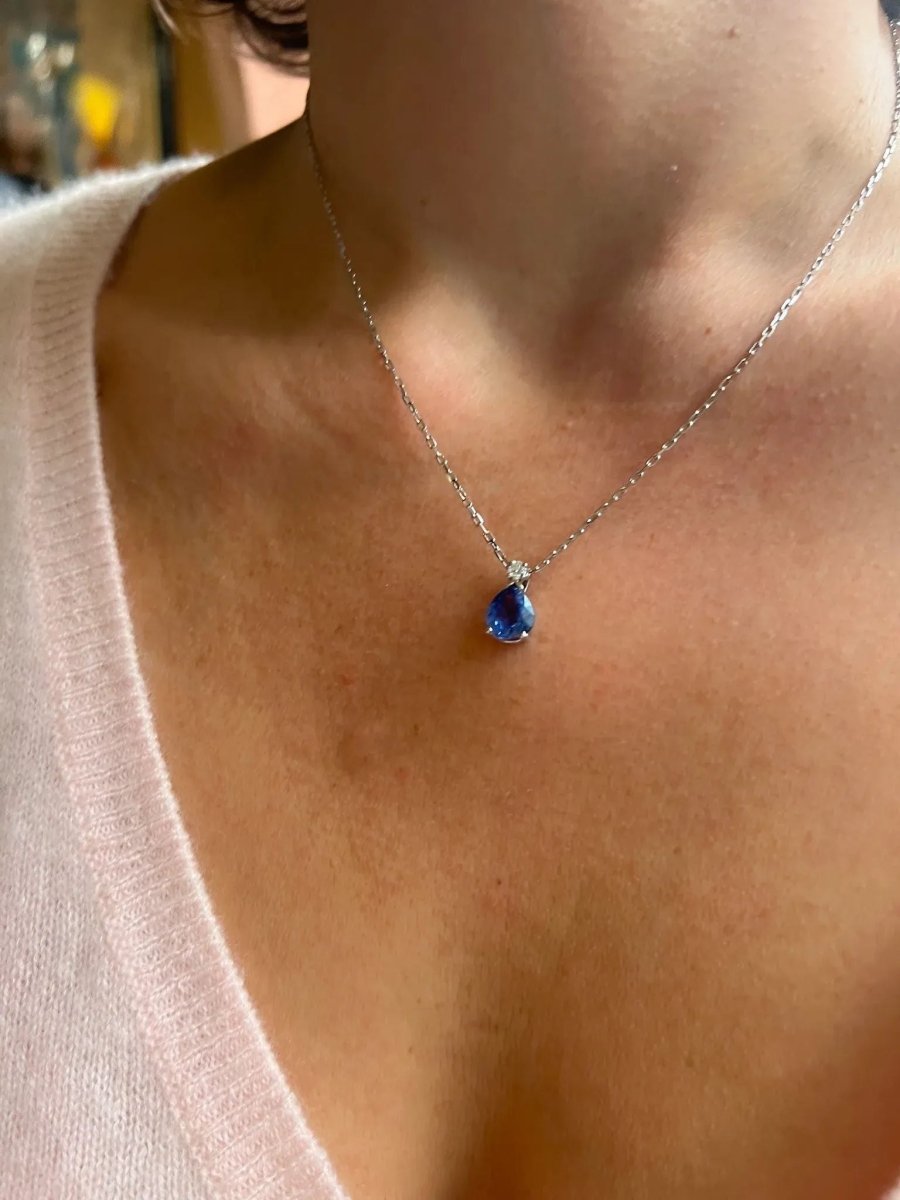 Collier en or gris orné d'un saphir poire - Castafiore