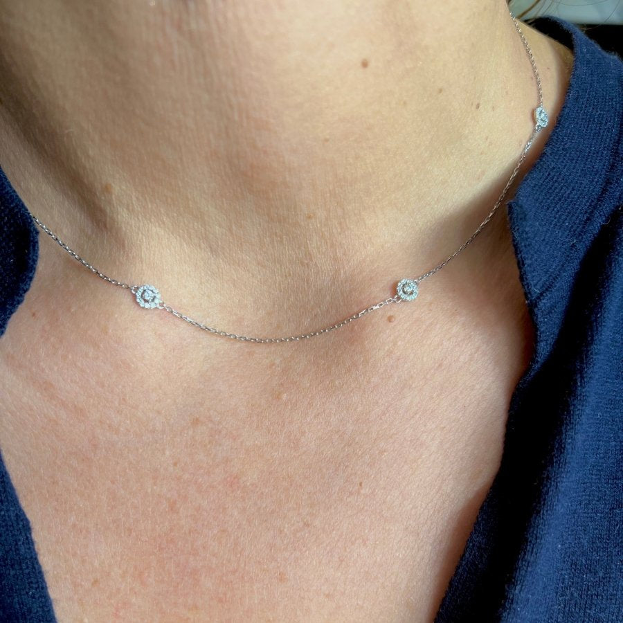 Collier en or gris ornée de 5 diamants entourés de plus petit diamant - Castafiore