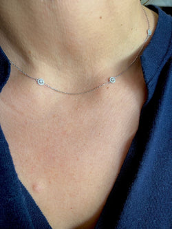 Collier en or gris ornée de 5 diamants entourés de plus petit diamant - Castafiore