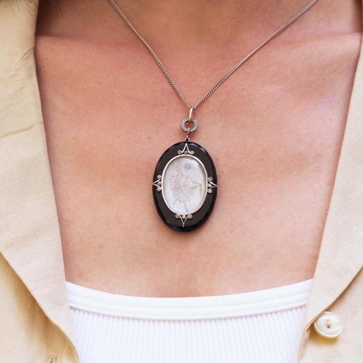 Collier en platine, onyx et diamants - Castafiore