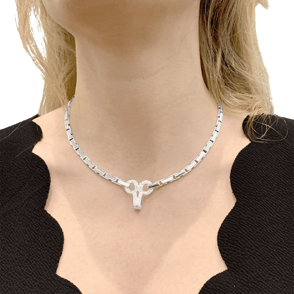 Collier Maille CARTIER "Agrafe" en or blanc et diamants - Castafiore