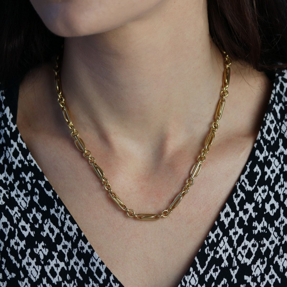 Necklace yellow gold oval staple and round mesh