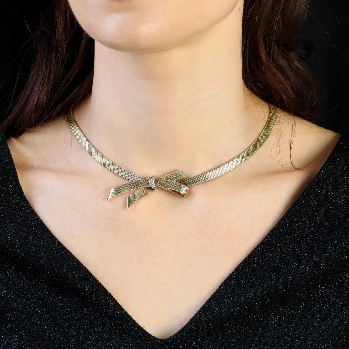 Necklace ribbon yellow gold diamonds