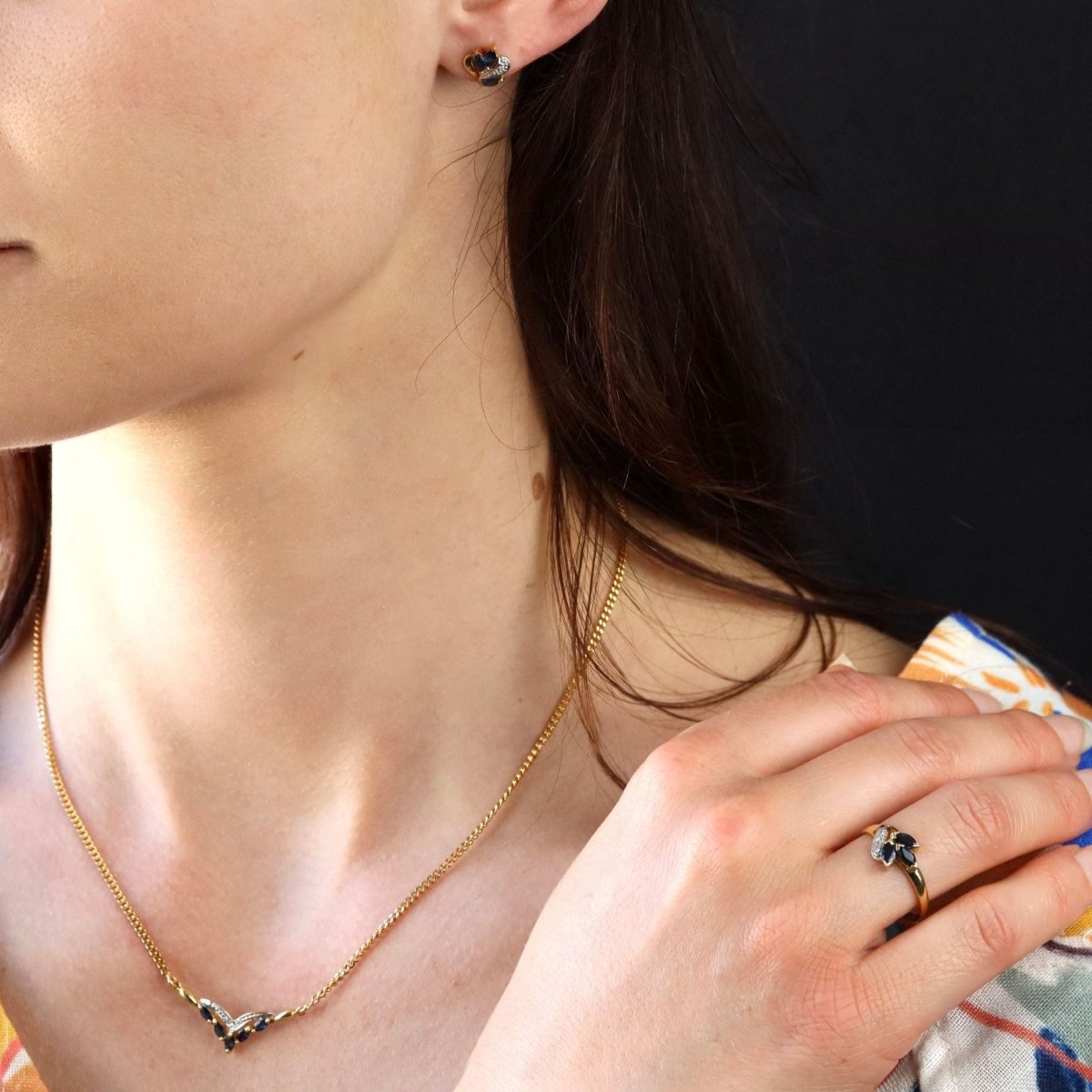 Necklace yellow gold shuttle sapphires diamonds
