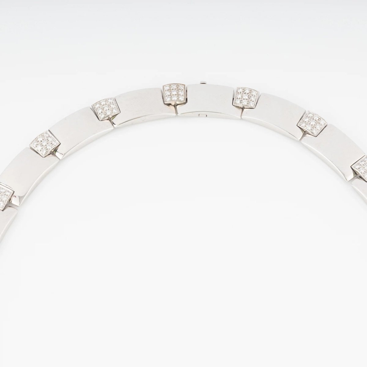 Collier or gris et diamants de la Maison Chaumet - Castafiore