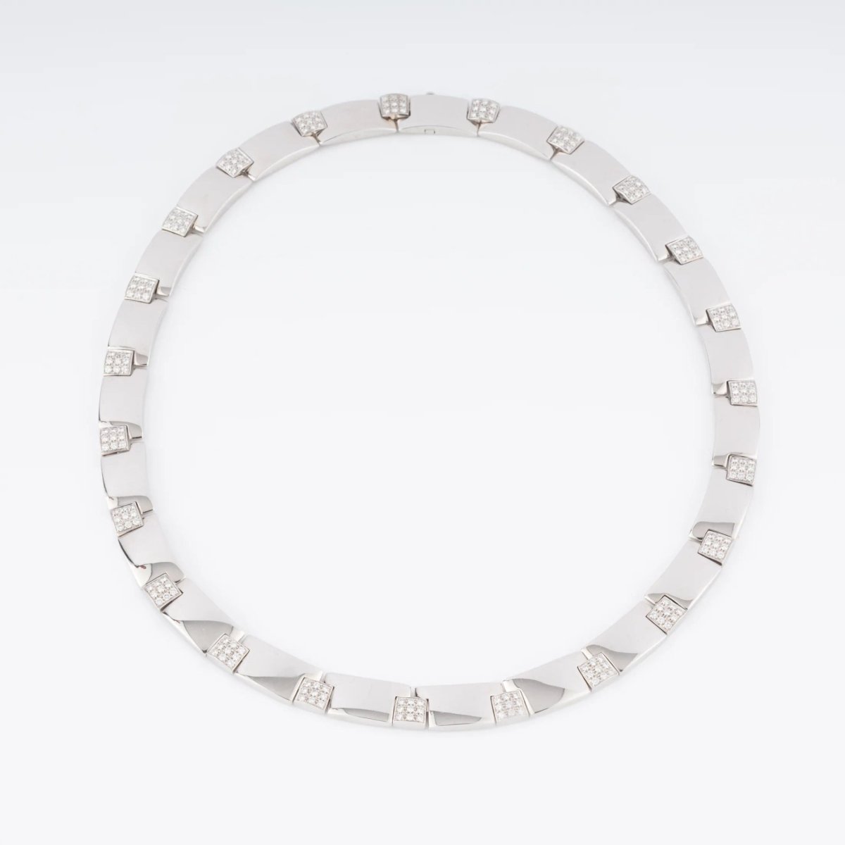 Collier or gris et diamants de la Maison Chaumet - Castafiore