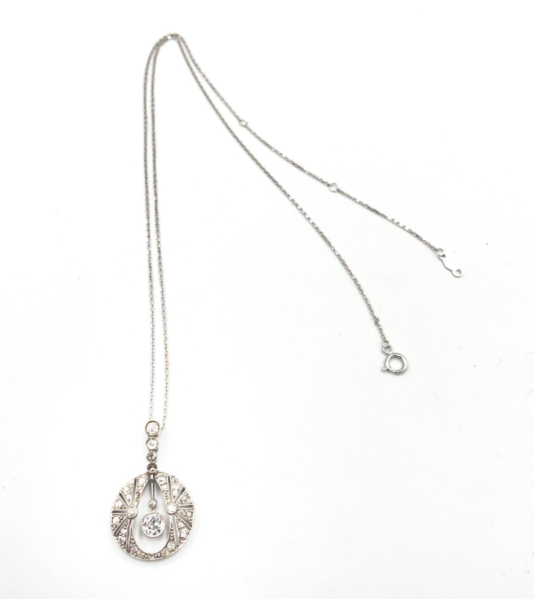 Collier pendentif "Apolline" en platine et diamants - Castafiore