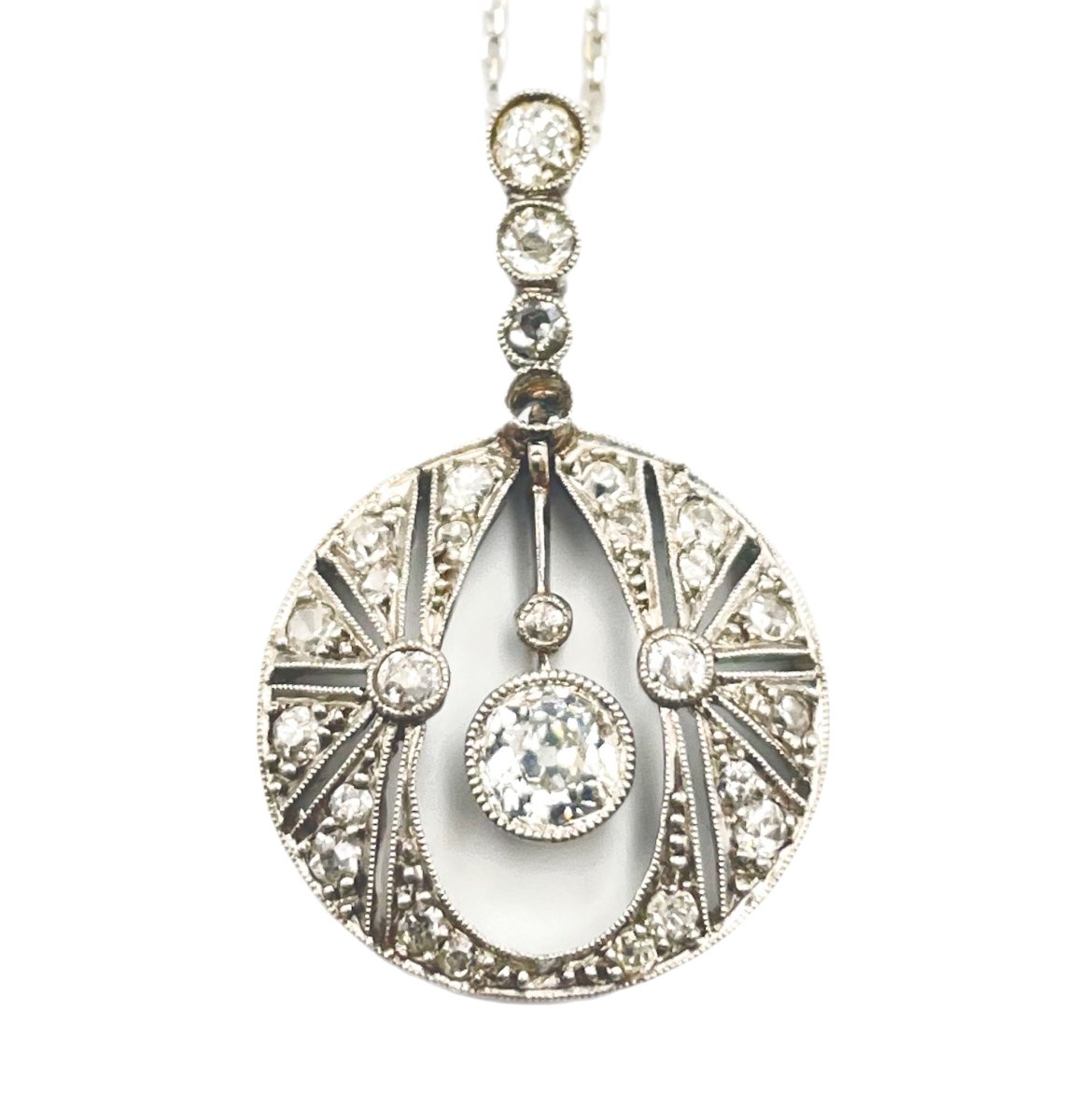Collier pendentif "Apolline" en platine et diamants - Castafiore