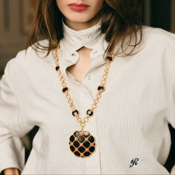 Collier Pendentif BOUCHERON en or jaune et corail - Castafiore