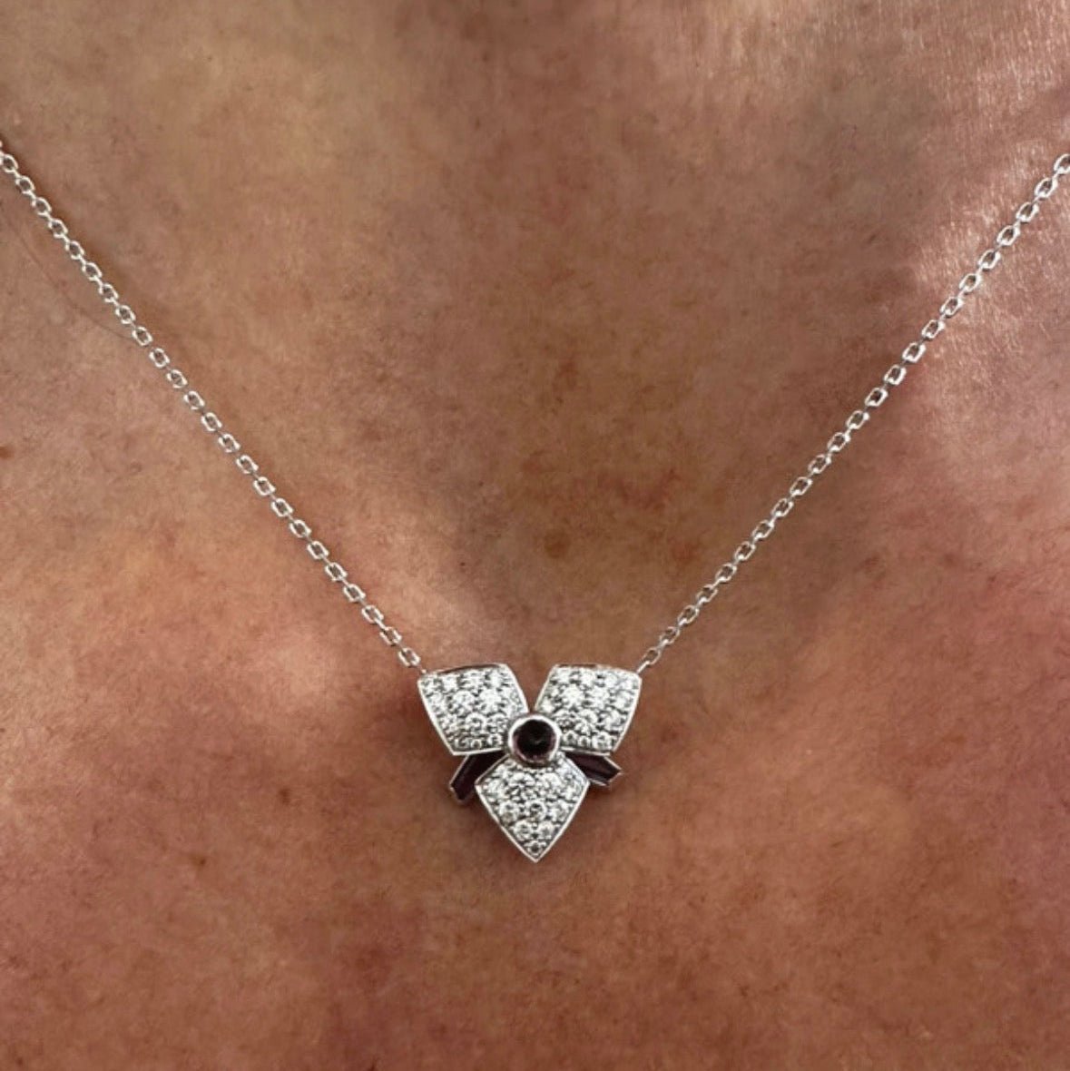 Collier Pendentif CARTIER "Caresse d'Orchidée" en or blanc, améthystes, tourmaline et diamants - Castafiore